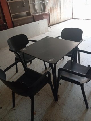 4 mesas y 16 sillas de plástico
