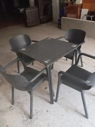 4 mesas y 16 sillas de plástico