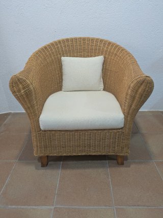 2 sillones.de mimbre y madera