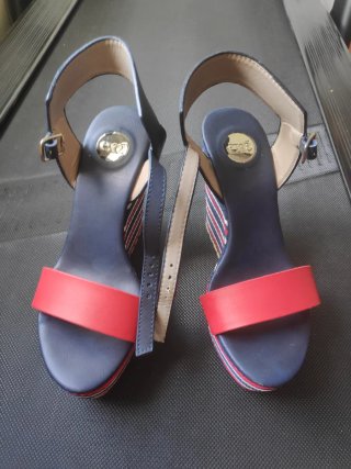 Sandalias de cuña azul y rojo