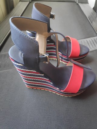 Sandalias de cuña azul y rojo