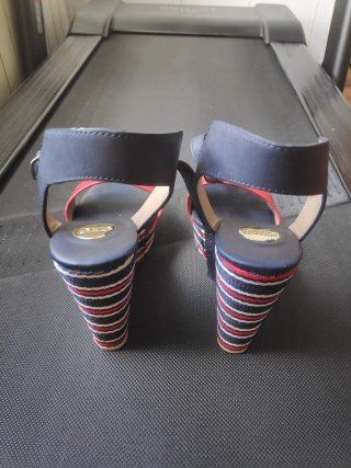 Sandalias de cuña azul y rojo