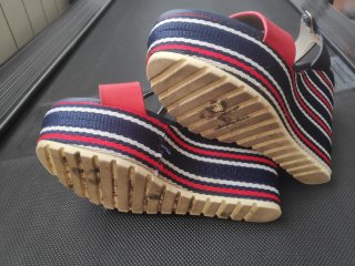 Sandalias de cuña azul y rojo
