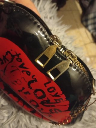 Bolso de mano labios negro y rojo