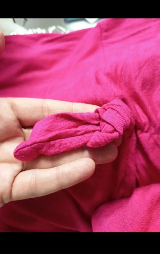 Camiseta fucsia con nudo