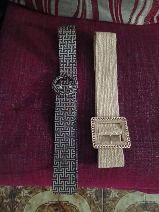 Cinto de vestir beige con hebilla dorada