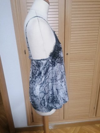Top tirantes estampado serpiente encaje