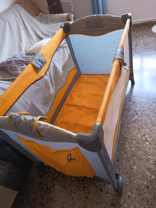Cuna de viaje naranja y gris