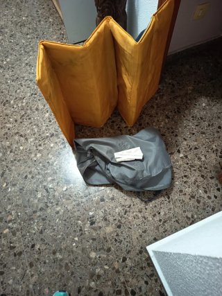 Cuna de viaje naranja y gris
