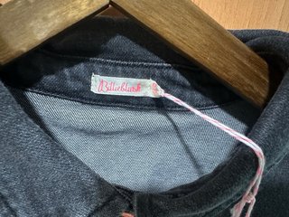 Chaqueta vaquera gris con botones rosas