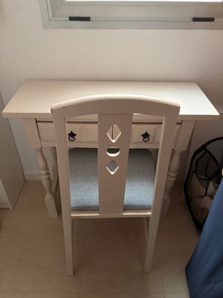 Escritorio blanco / hueso con silla gris