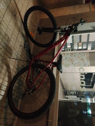 Bicicleta de montaña roja