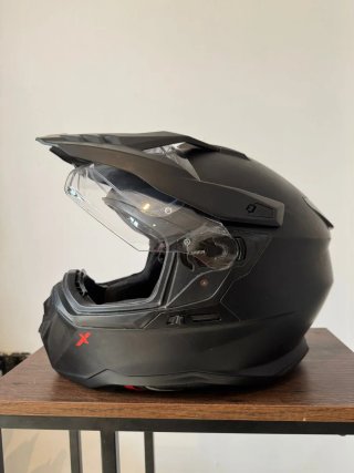 Casco de moto negro con visera