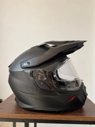 Casco de moto negro con visera