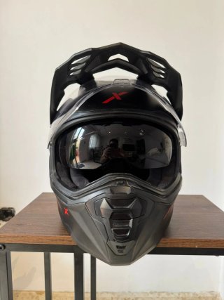 Casco de moto negro con visera