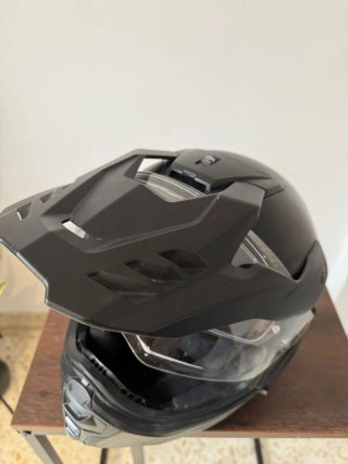 Casco de moto negro con visera