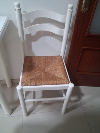 Mesa de cocina blanca con 2 sillas