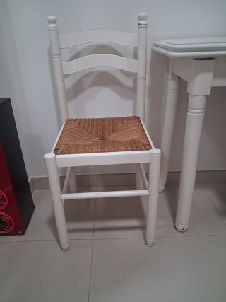 Mesa de cocina blanca con 2 sillas