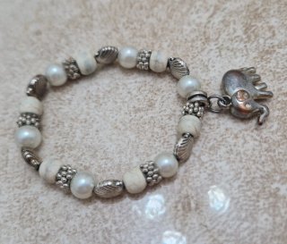Pulsera elegante con elefante y conchas