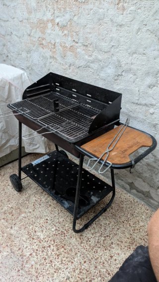 Barbacoa de metal con ruedas
