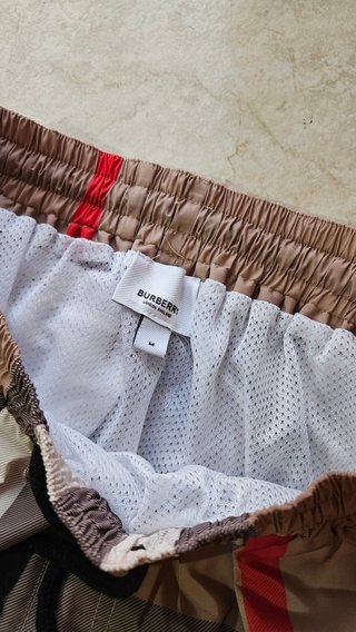 Costume da bagno a scacchi marrone