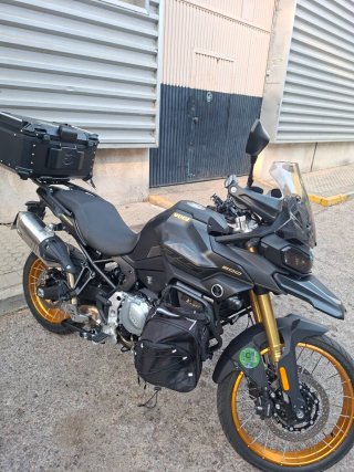 Voge 900 DSX Negra y Dorada