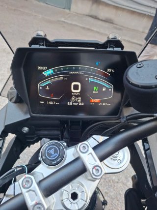 Voge 900 DSX Negra y Dorada