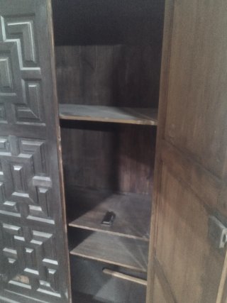 Armario antiguo de madera tallada