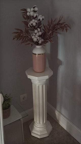 Columna decorativa blanca estilo clásico