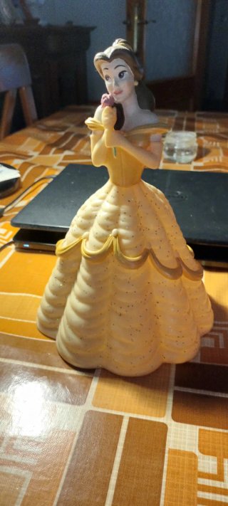 Hucha de muñeca amarilla