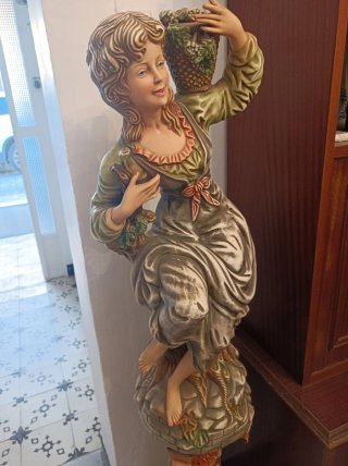 Figura de porcelana portuguesa con pie