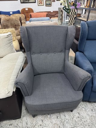 Sillón tapizado gris con botones