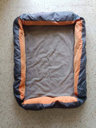 Cama para perros gris y naranja 110x80cm