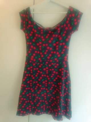 Vestido de fiesta con estampado de cerezas