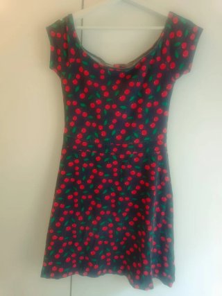 Vestido de fiesta con estampado de cerezas