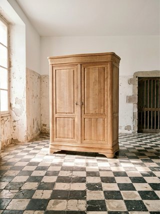 Armario antiguo de madera desmontable