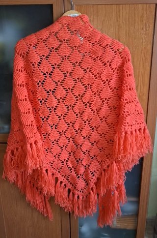 Chal con flecos triangular 202x87cm tejido a mano