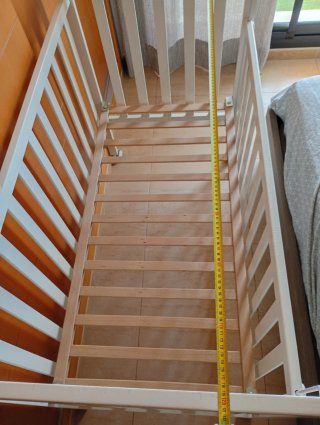 Cuna de madera blanca con ruedas