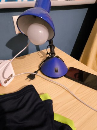 Lámpara de mesa azul y blanca