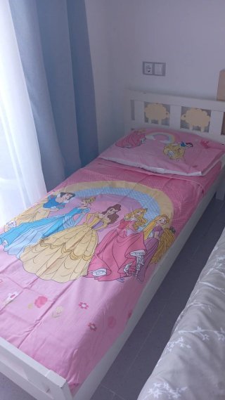 Cama infantil con sábanas de princesas + colchón