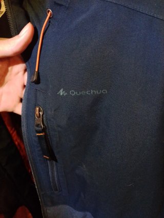 Chaqueta Quechua impermeable con capucha