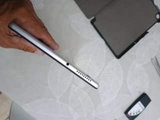 Tablet grigio con dettagli neri