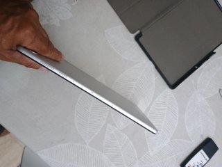 Tablet grigio con dettagli neri