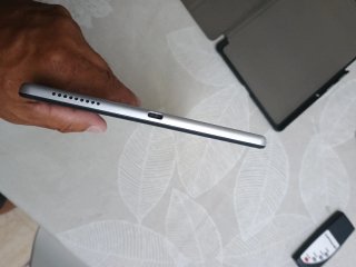 Tablet grigio con dettagli neri