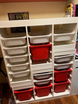 Mueble organizador Ikea con cajones rojos y blanco