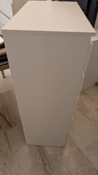 Cómoda blanca de madera