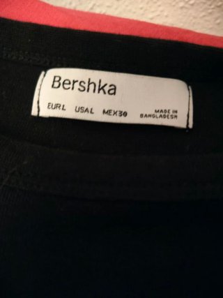 Camiseta Bershka negra con estampado