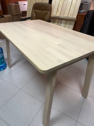 Mesa de madera de ikea con tapa de cristal