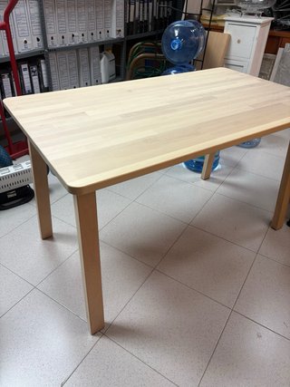 Mesa de madera de ikea con tapa de cristal