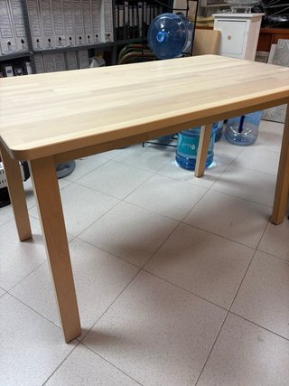 Mesa de madera de ikea con tapa de cristal